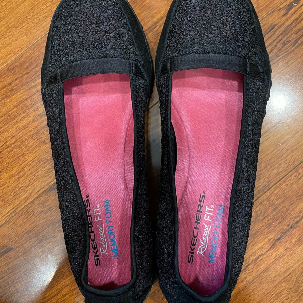 Iike new!!! Black sketchers relax fit memory form shoes